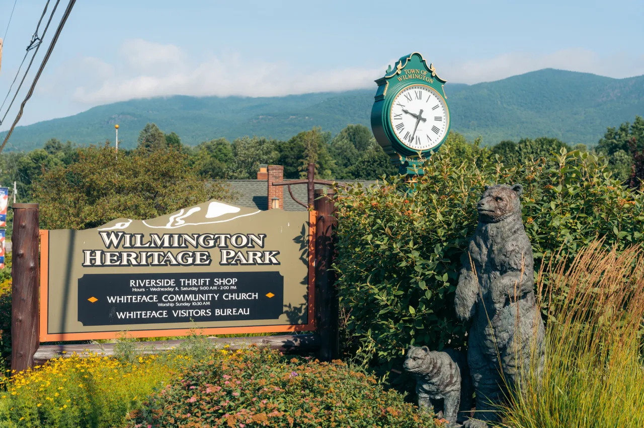 Sign for Park with clock and bear statues