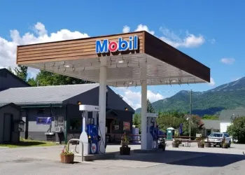 Mountain views from the gas pump outside of Little SUPERMARKET