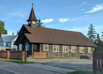Exterior view of the log building housing Pilgrim Holiness Church in lake placid