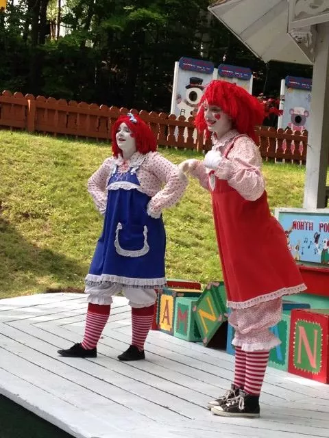 Sam & Sandy send us on our way with a jolly little show!